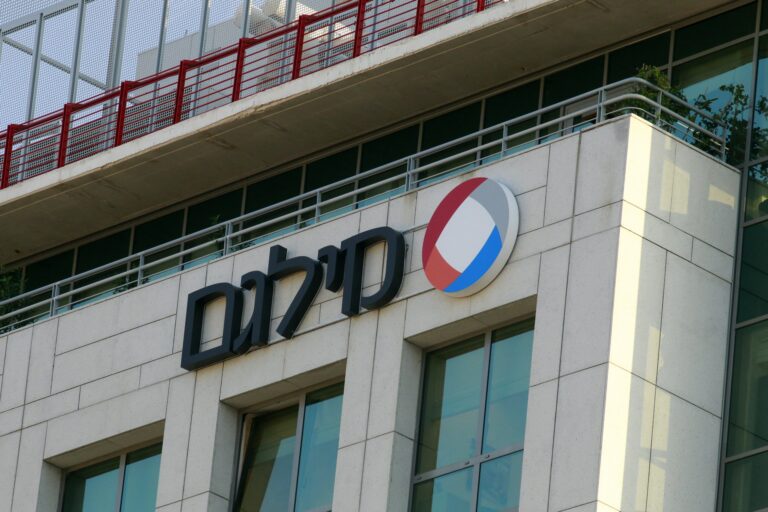 שילוט על בניינים