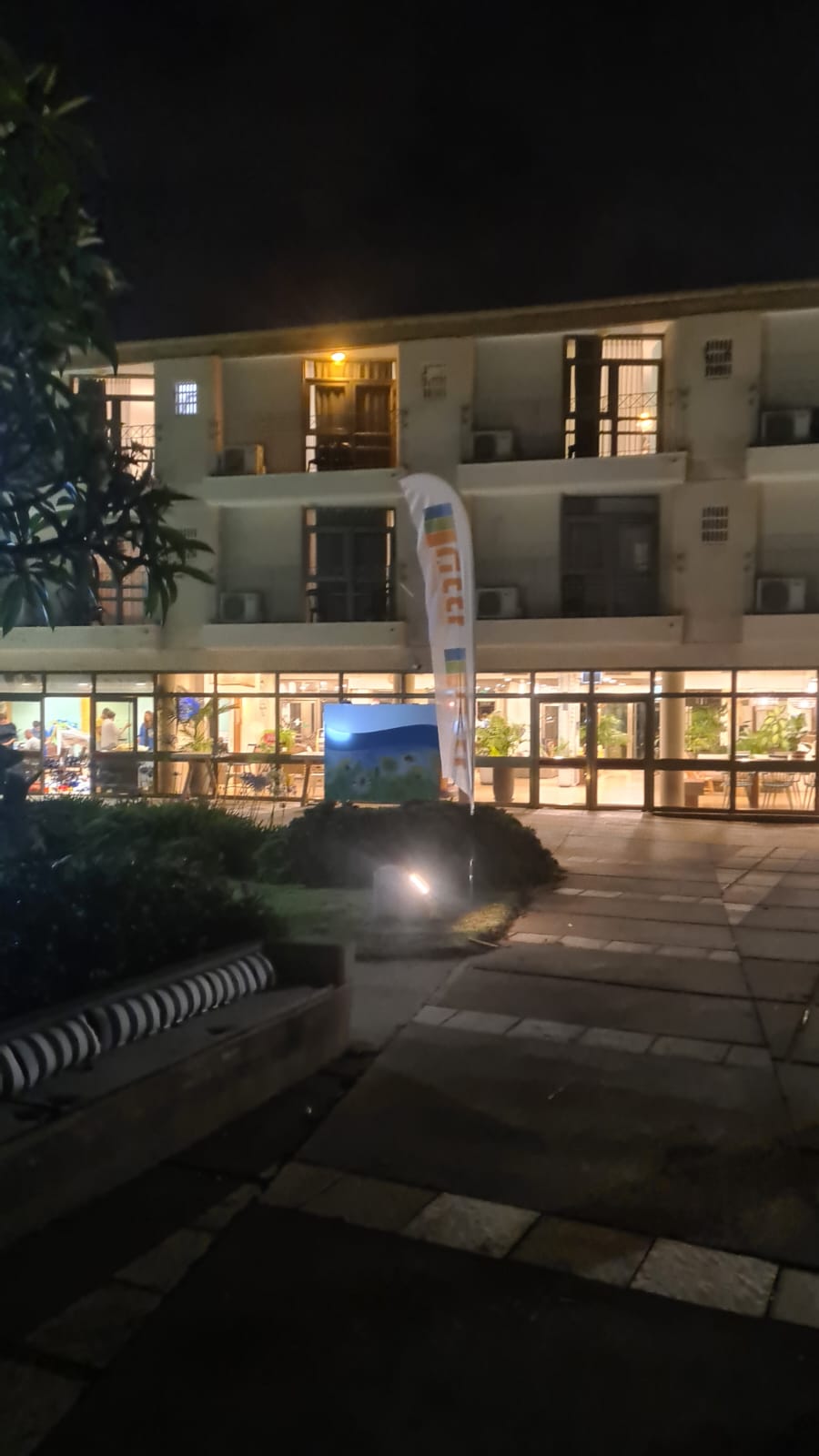 שילוט מבנה מואר בשעות הערב