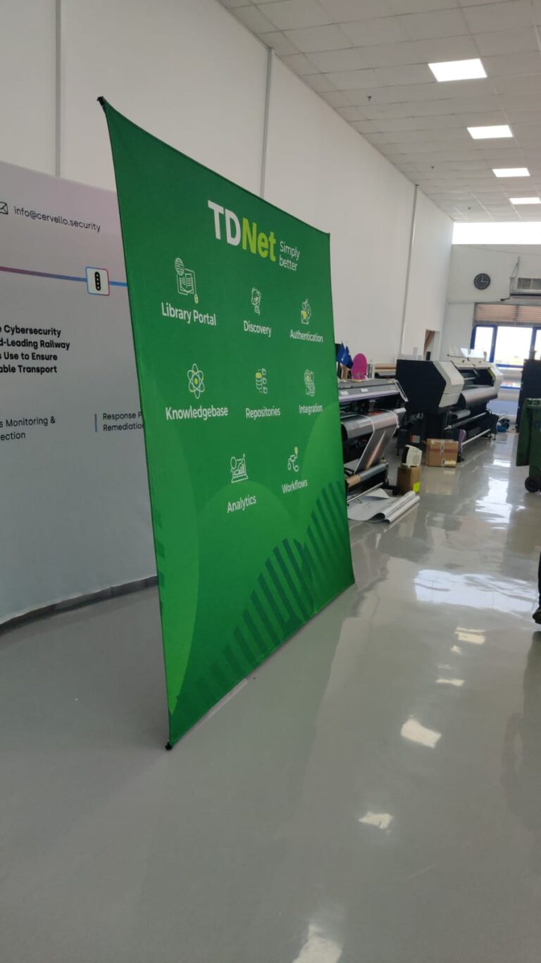 ShowFlex Display — מתקן בד מתפתח כמו מטרייה