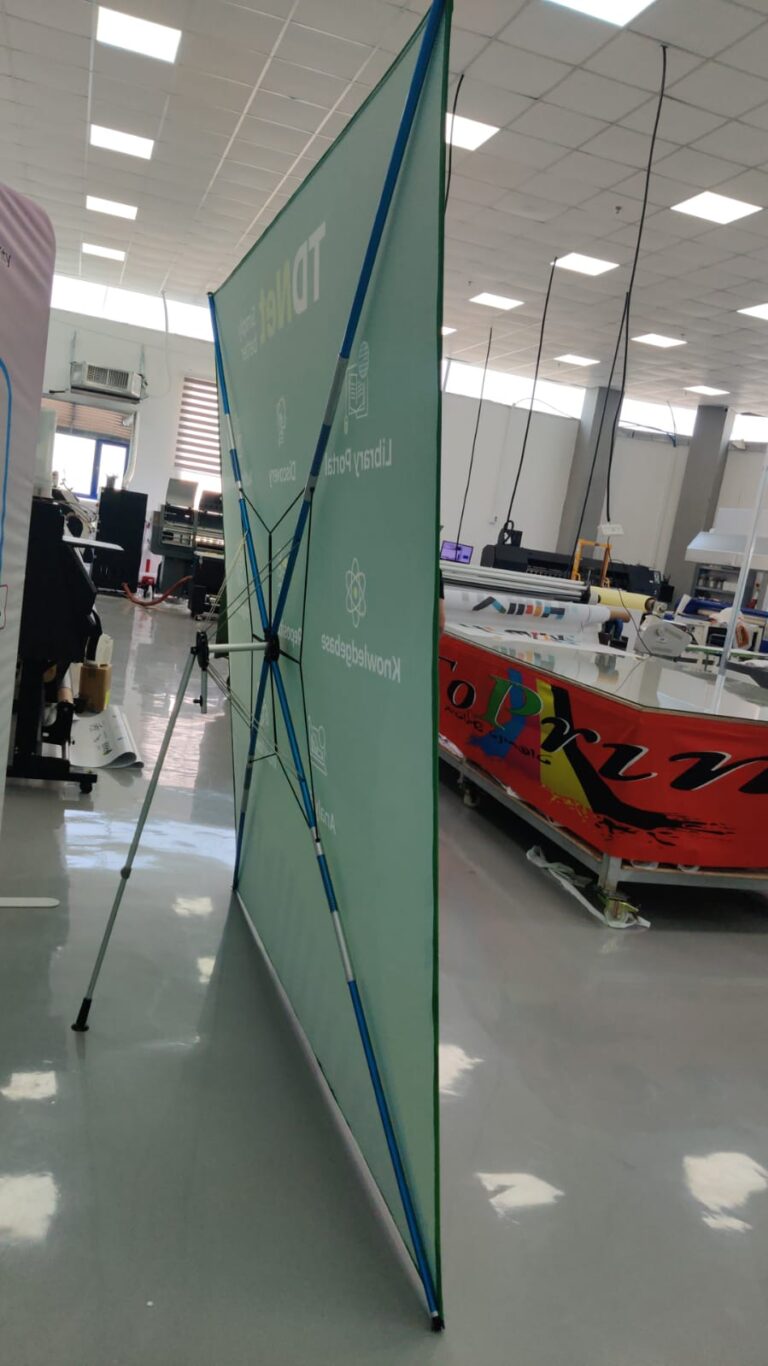 ShowFlex Display — מתקן בד מתפתח כמו מטרייה