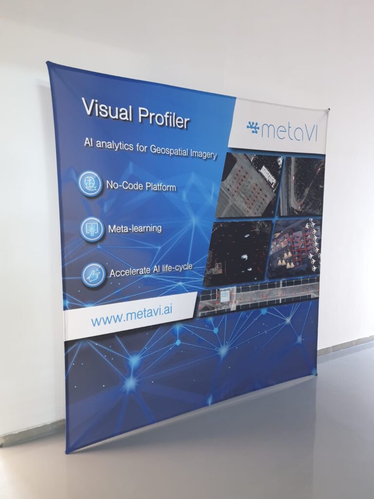 ShowFlex Display — מתקן בד מתפתח כמו מטרייה