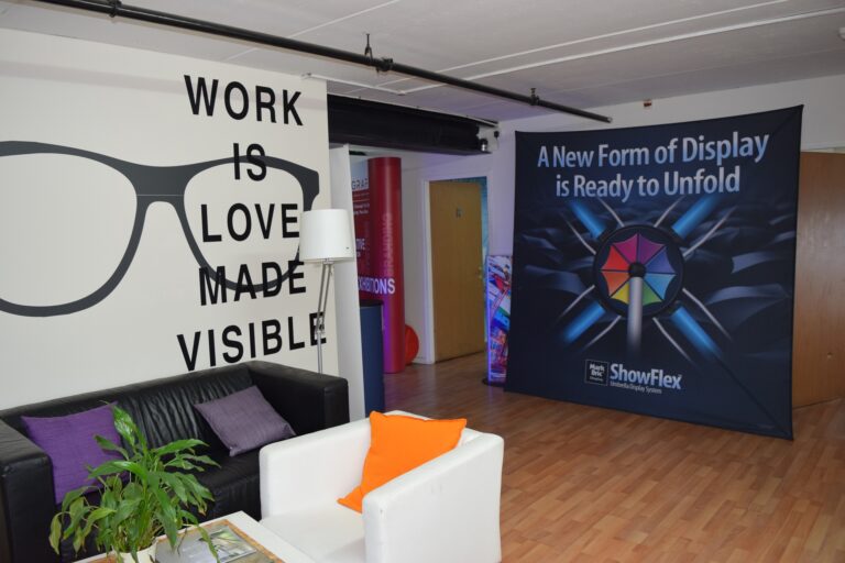 ShowFlex Display — מתקן בד מתפתח כמו מטרייה