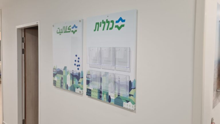 סטנדים ומעמדים לתצוגה — ברושורים, קטלוגים ומוצרים