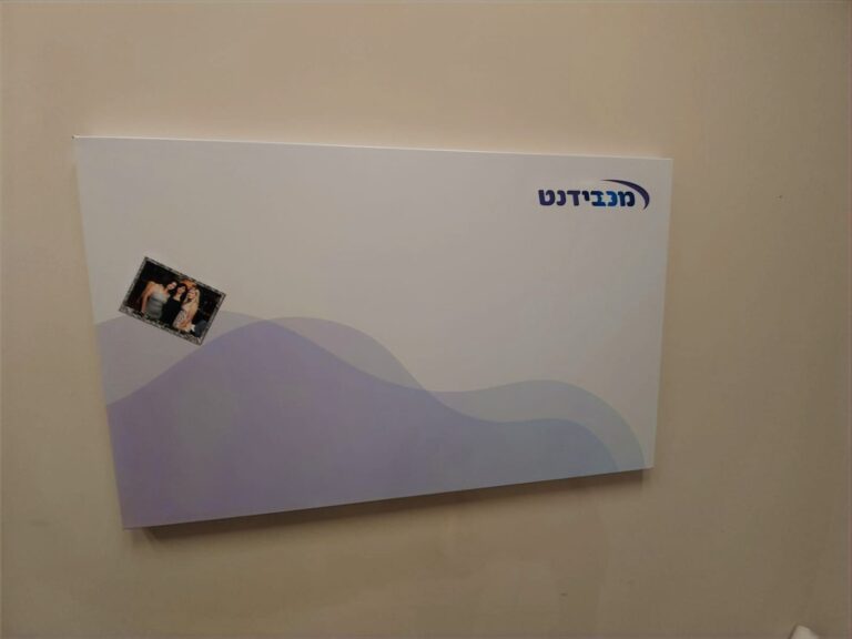 סטנדים ומעמדים לתצוגה — ברושורים, קטלוגים ומוצרים