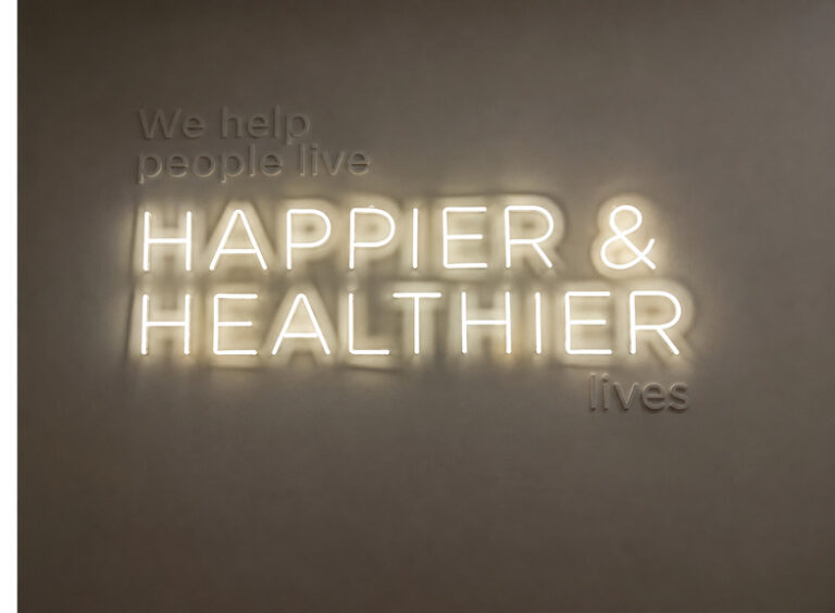 שלט ניאון HAPPIER & HEALTHIER | LIGRAF